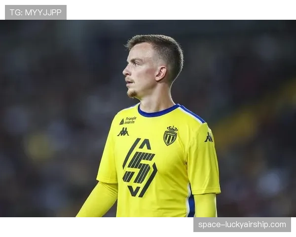 特写镜头：摩纳哥主帅许特尔在绝杀后与教练组的激情拥抱