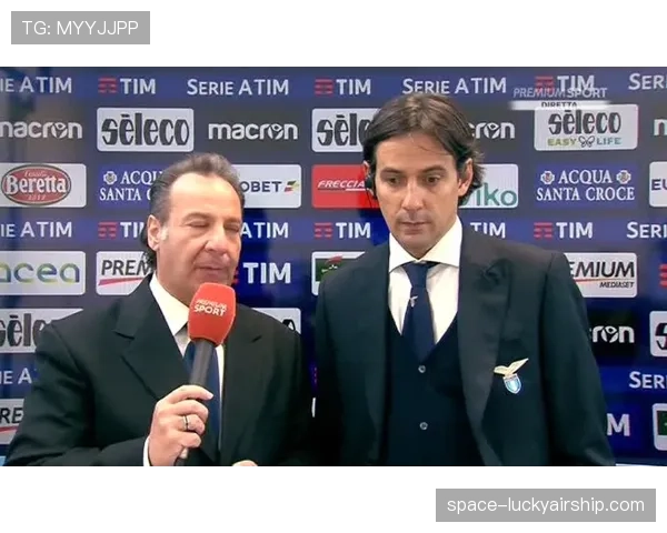 终场哨响，因扎吉与西蒙尼·因扎吉在场边紧紧相拥